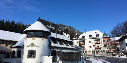Familienhotel - Umgebungsschwerpunkt: Fluss - Tirol - Hotel Außen Winter - Family Hotel Schloss Rosenegg