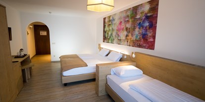 Familienhotel - Umgebungsschwerpunkt: Fluss - Tirol - 3Bettzimmer Beispiel - Family Hotel Schloss Rosenegg