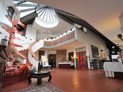 Familienhotel - Preisniveau: moderat - Österreich - Empfangshalle - Family Hotel Schloss Rosenegg