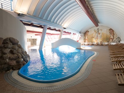 Familienhotel - Schwimmkurse im Hotel - Walchsee - Schwimmbad - Family Hotel Schloss Rosenegg