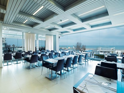 Familienhotel - Umgebungsschwerpunkt: Meer - Italien - Reataurant mit Panoramablick - Hotel Adlon
