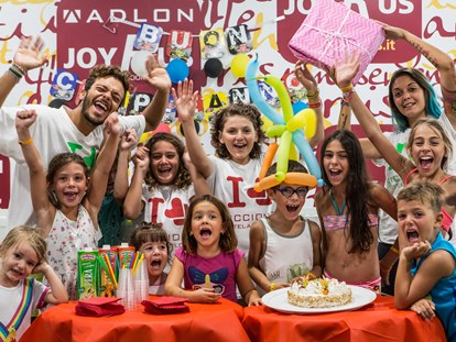 Familienhotel - Kinderbetreuung in Altersgruppen - Zadina Pineta Cesenatico - Adlon Geburtstagsparty - Hotel Adlon