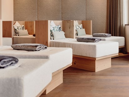 Familienhotel - Einzelzimmer mit Kinderbett - Gosau - Ruheraum für die Erwachsenen - Alpina Alpendorf