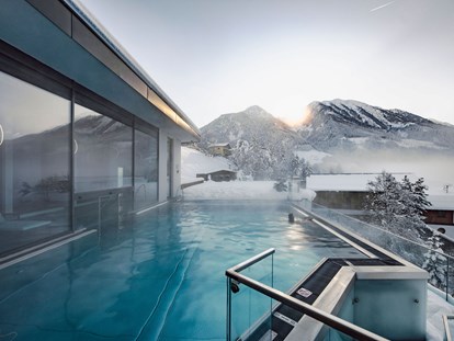 Familienhotel - Pools: Innenpool - Österreich - Den Winter im Infinity Rooftop Pool genießen - Alpina Alpendorf