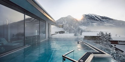 Familienhotel - Babyphone - Pongau - Den Winter im Infinity Rooftop Pool genießen - Alpina Alpendorf