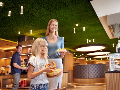 Familienhotel - Kinderbecken - Fulpmes - mit frischen regionalen Zutaten bestens verpflegt - Almhof Family Resort & SPA