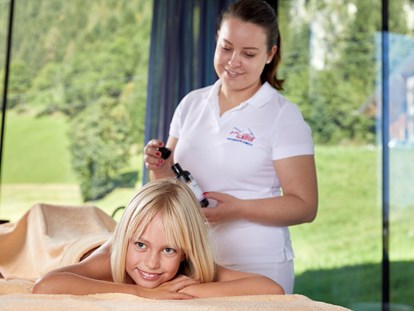 Familienhotel - Umgebungsschwerpunkt: Berg - Zillertal - Massagen - lassen Sie sich verwöhnen - Almhof Family Resort & SPA