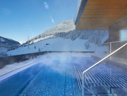 Familienhotel - Skikurs direkt beim Hotel - Oberndorf in Tirol - Almhof Family Resort & SPA