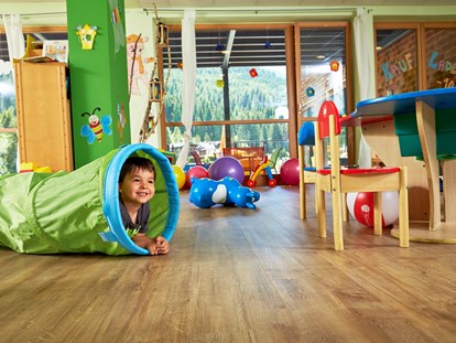 Familienhotel - Einzelzimmer mit Kinderbett - Rasen Antholz (BZ) - Ein Spielraum wird zum Traum - Almhof Family Resort & SPA