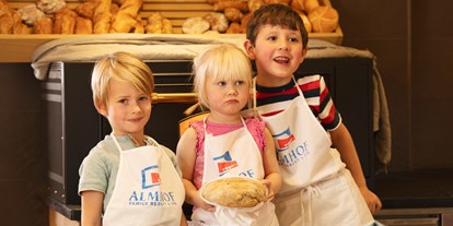 Familienhotel - Umgebungsschwerpunkt: Fluss - Tirol - Unseren kleinen Bäcker? Lust auf Kekse? - Almhof Family Resort & SPA