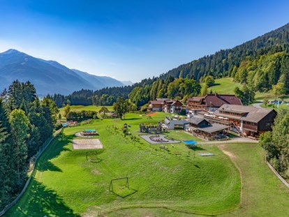 Familienhotel - Streichelzoo - Österreich - Hotelansicht Sommer - Familienresort & Kinderhotel Ramsi