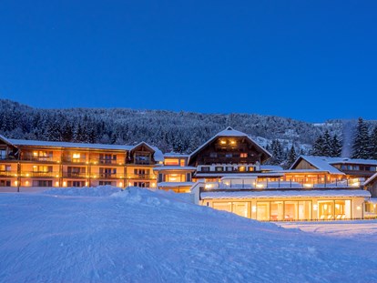 Familienhotel - Skikurs direkt beim Hotel - Faak am See - Hotelansicht Winter - Familienresort & Kinderhotel Ramsi