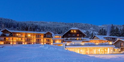 Familienhotel - Spielplatz - Döbriach - Hotelansicht Winter - Familienresort & Kinderhotel Ramsi