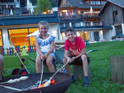 Familienhotel - Pools: Innenpool - Österreich - Lagerfeuer und Stockbrot backen - Familienresort & Kinderhotel Ramsi