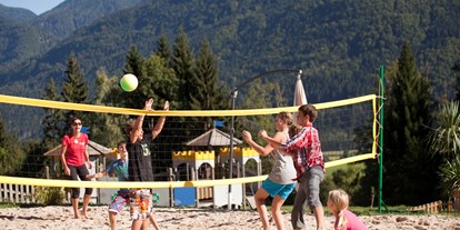 Familienhotel - Schwimmkurse im Hotel - Kärnten - Beachvolleyballplatz - Familienresort & Kinderhotel Ramsi