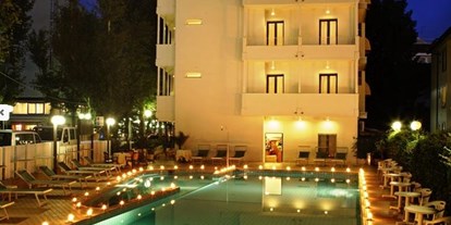 Familienhotel - Pesaro Urbino - Schöner Pool mit vielen Liegen und Sitzgelegenheiten direkt am Pool - Hotel Ines