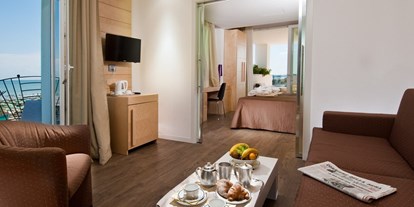 Familienhotel - Umgebungsschwerpunkt: Meer - Rimini - Großes Zimmer mit Sitzbereich - Hotel Sarti
