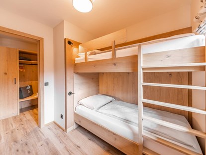 Familienhotel - Einzelzimmer mit Kinderbett - Kitzbühel - Kinderzimmer Studio Sudelfeld - Das Bayrischzell Familotel Oberbayern