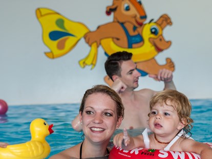 Familienhotel - Kinderbetreuung in Altersgruppen - Kühtai - Kinderschwimmkurs - Pitzis Kinderhotel