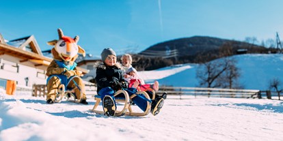 Familienhotel - Ausritte mit Pferden - Tirol - Eigener Rodelhang direkt beim Kinderhotel - Pitzis Kinderhotel