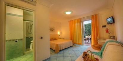 Familienhotel - Pools: Außenpool beheizt - Italien - Familienzimmer  Superior im Garden mit Terrasse - Family Spa Hotel Le Canne-Ischia
