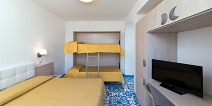 Familienhotel - Pools: Innenpool - Italien - Superior Zimmer Dritte Stock mit Terrasse und Blick - Family Spa Hotel Le Canne-Ischia
