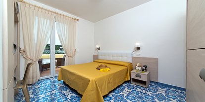 Familienhotel - Pools: Außenpool nicht beheizt - Napoli - Superior Zimmer Dritte stock mit Terrasse und Blick  - Family Spa Hotel Le Canne-Ischia