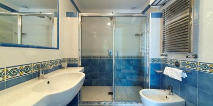Familienhotel - Kinderbecken - Isola d´Ischia - Badezimmer im Superior  im dritten Stock - Family Spa Hotel Le Canne-Ischia