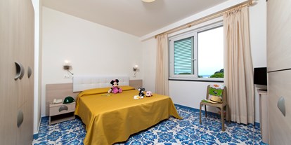 Familienhotel - Suiten mit extra Kinderzimmer - Ischia - Superior Zimmer mit Terrasse und Blick Dritte Stock - Family Spa Hotel Le Canne-Ischia