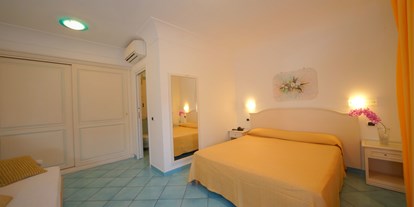 Familienhotel - Pools: Innenpool - Italien - Familienzimmer Superior im Garden mit Terrasse - Family Spa Hotel Le Canne-Ischia