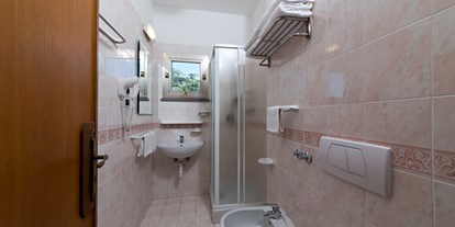 Familienhotel - Pools: Außenpool nicht beheizt - Napoli - Badezimmer im Zimmer mit Balkon - Family Spa Hotel Le Canne-Ischia