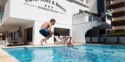 Familienhotel - Pools: Außenpool nicht beheizt - Cesenatico Forli-Cesena - Ein Sprung ins Schwimmbad - Hotel Roxy & Beach