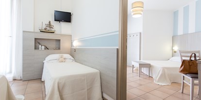 Familienhotel - Einzelzimmer mit Kinderbett - Milano Marittima - Family Room - Hotel Roxy & Beach