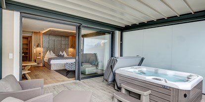 Familienhotel - Babysitterservice - Naturns bei Meran - Zimmer mit Whirlpool auf der Terrasse - Quellenhof Luxury Resort Passeier