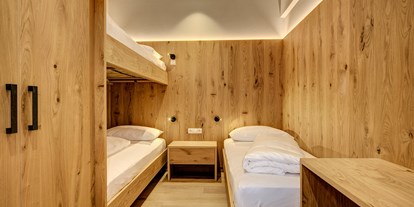 Familienhotel - Garten - Italien - Zimmer mit Stockbett und Einzelbett - Quellenhof Luxury Resort Passeier