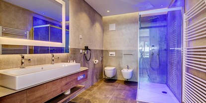 Familienhotel - Garten - Italien - Baezimmer mit großer Dusche - Quellenhof Luxury Resort Passeier