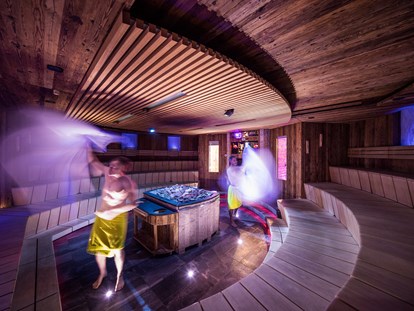 Familienhotel - Einzelzimmer mit Kinderbett - Vent - Saunawelt - Quellenhof Luxury Resort Passeier