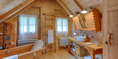 Familienhotel - Suiten mit extra Kinderzimmer - Kärnten - Almhüttencharlet Badezimmer - Almdorf Seinerzeit