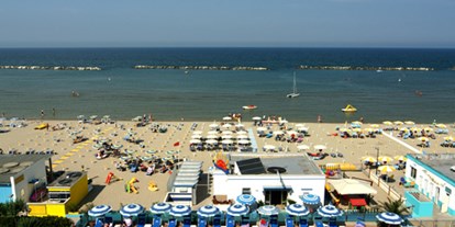 Familienhotel - Umgebungsschwerpunkt: See - Lido Di Savio - Pool und Strand beim Hotel Lungomare - Hotel Lungomare
