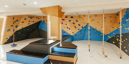 Familienhotel - Suiten mit extra Kinderzimmer - Serfaus - neuer Kletterbereich im Kids Club  - Alpenresort Schwarz