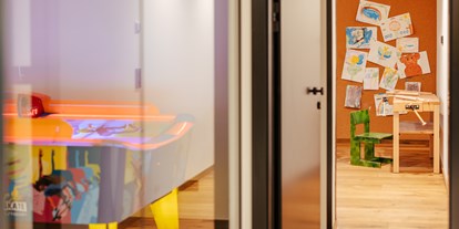 Familienhotel - Suiten mit extra Kinderzimmer - Serfaus - Game Room und KreativAtelier im Kids Club - Alpenresort Schwarz
