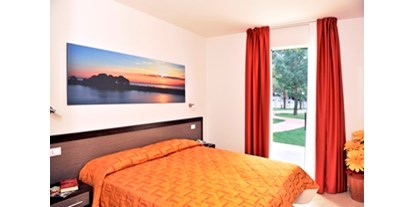 Familienhotel - Umgebungsschwerpunkt: Strand - Residence Oasi - Schlafzimmer - Club Village & Hotel Spiaggia Romea