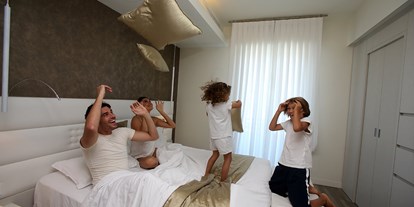 Familienhotel - Suiten mit extra Kinderzimmer - Torre Pedrera di Rimini - BABY KOMFORT
Wir legen ein besonderes Augenmerk auf Kinder und Jugendliche
Was wir anbieten sind nicht nur einfache Dienstleistungen, sondern ein konsistentes und kontinuierliches Verhalten, welches zu einem einzigartigen Service führt, den jeder bezeugen kann. - Hotel Belvedere