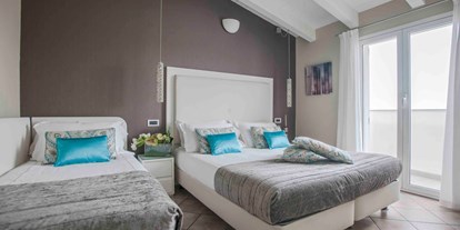 Familienhotel - Riccione - BASIC ZIMMER - in Bezug auf Raum und Dekor sind unsere Basic Zimmer unterschiedlich - eines haben sie jedoch gemeinsam: Sie wurden für die Entspannung der Gäste erschaffen und bieten viele kleine Komforts. - Hotel Belvedere