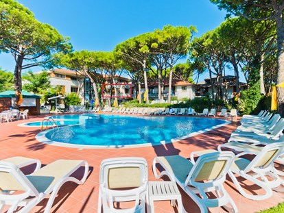 Familienhotel - Kinderbetreuung in Altersgruppen - Italien - Genießen Sie die Sonne, oder etwas Schatten, an unserem Pool der aus verschiedenen Eben ist, und direkt gegenüber vom Meer ☺ - PARK HOTEL PINETA - Family Relax Resort