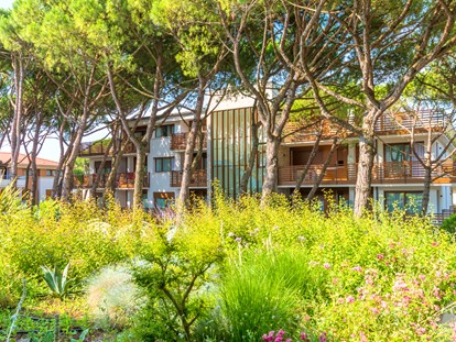Familienhotel - Wellnessbereich - Italien - Im Garten befinden sich verschiedene Dependancen, finden Sie heraus welcher Stil am besten zu Ihnen und Ihrer Familie passt ☺
 - PARK HOTEL PINETA - Family Relax Resort