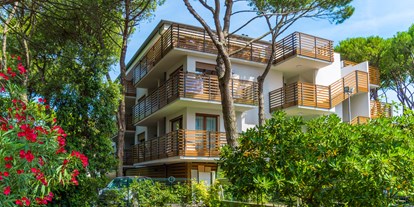 Familienhotel - Umgebungsschwerpunkt: Strand - Italien - Die neue und hochwertige Design Dependance Suite Natura, extra für Familien gedacht, mit viel Platz zum Spielen und Ausruhen ☺ - PARK HOTEL PINETA - Family Relax Resort