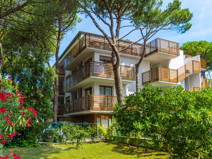 Familienhotel - Umgebungsschwerpunkt: Strand - Italien - Die neue und hochwertige Design Dependance Suite Natura, extra für Familien gedacht, mit viel Platz zum Spielen und Ausruhen ☺ - PARK HOTEL PINETA - Family Relax Resort