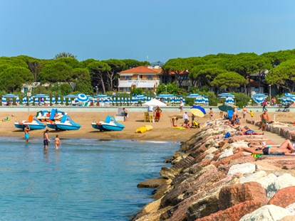 Familienhotel - Umgebungsschwerpunkt: am Land - Bibione - Venezia Italia - Unser Hotel ist das einzige Hotel in Eraclea Mare was direkt am Strand liegt, so können Sie mit Ihren Kindern dorthin gehen ohne gefährliche Straßen zu überqueren.
Urlaub ist auch das, sich über nichts Sorgen machen zu müssen! ☺ - PARK HOTEL PINETA - Family Relax Resort