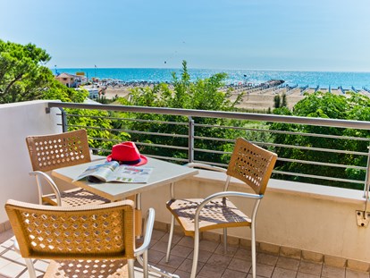 Familienhotel - Ausritte mit Pferden - Bibione - All unsere Unterbringungen haben eine Terrasse oder Balkon, somit können Sie die Sonne auch direkt und in aller ruhe von Ihrem Zimmer genißen ☺ - PARK HOTEL PINETA - Family Relax Resort